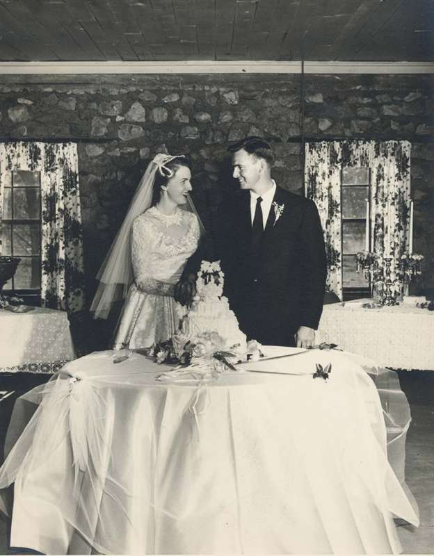 Joe-and-Betty-Jo-Rasberry-Napier-Wedding-Cake-Cutting-Soso-Ms